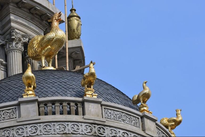 hình ảnh gà vàng trên nóc lâu đài