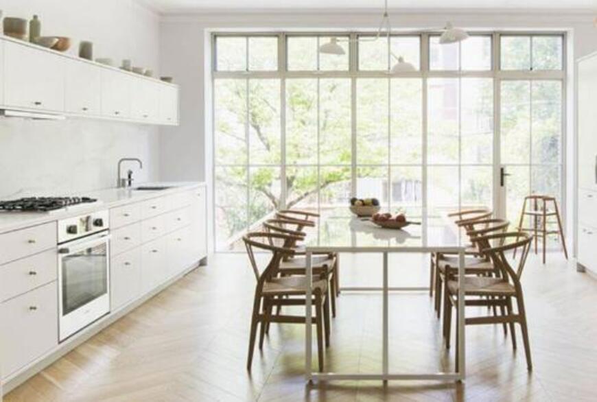 Phòng bếp theo phong cách tối giản với gam màu trắng kết hợp với ánh sáng tự nhiên