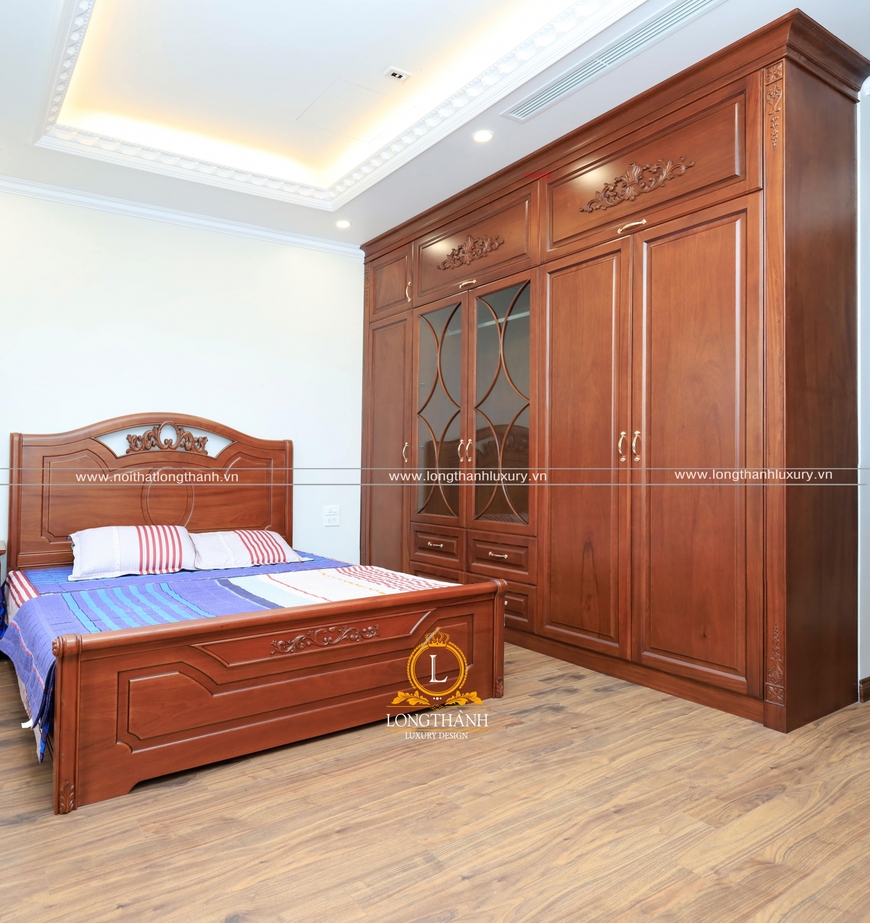 Phòng ngủ phụ đầy đủ công năng với giường và tủ hoàn toàn bằng gỗ gõ đỏ cao cấp