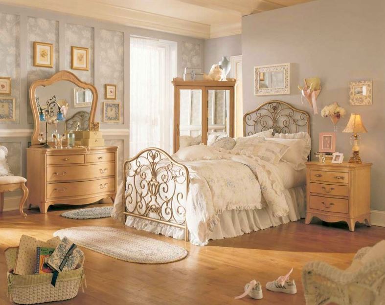 Phòng ngủ Vintage được trang trí với khung lưới và kẹp ảnh gỗ